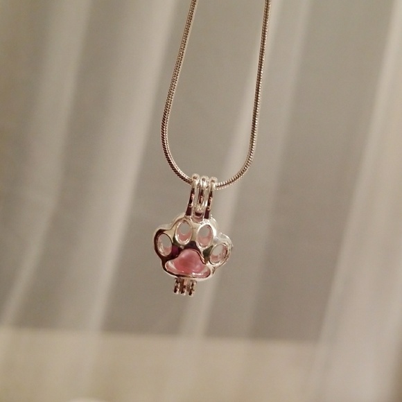 Jewelry - Paw charm pink pearl from FabuLegs